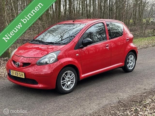 Occasion Toyota Aygo 68 PK (50 kW) 2007 Rood Hatchback