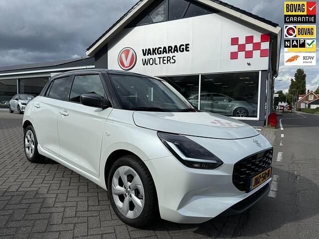 Wit (metallic) Occasion 2025 Suzuki Swift Style Hatchback | € 23.950 (Duur) - Afbeelding 1/4