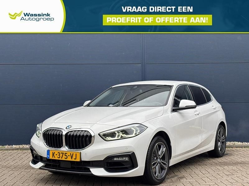 Wit Gebruikt 2021 BMW 116 Executive Hatchback | € 21.440 (Eerlijke prijs) - Afbeelding 1/4