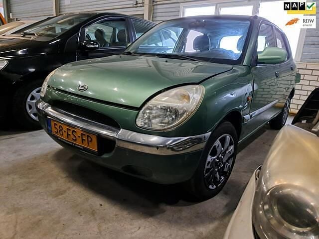 Occasion Daihatsu Sirion 56 PK (41 kW) 2000 Groen Hatchback