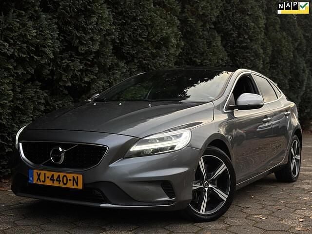 Grijs (metallic) Gebruikt 2019 Volvo V40 R-Design Hatchback | € 15.250 (Eerlijke prijs) - Afbeelding 1/4
