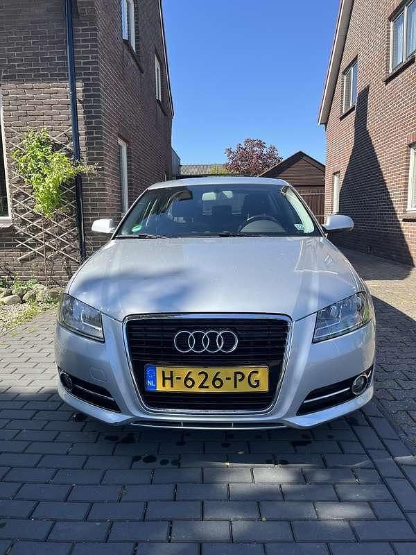 Grijs Gebruikt 2010 Audi A3 Stationwagen | € 8.250 - Afbeelding 1/4
