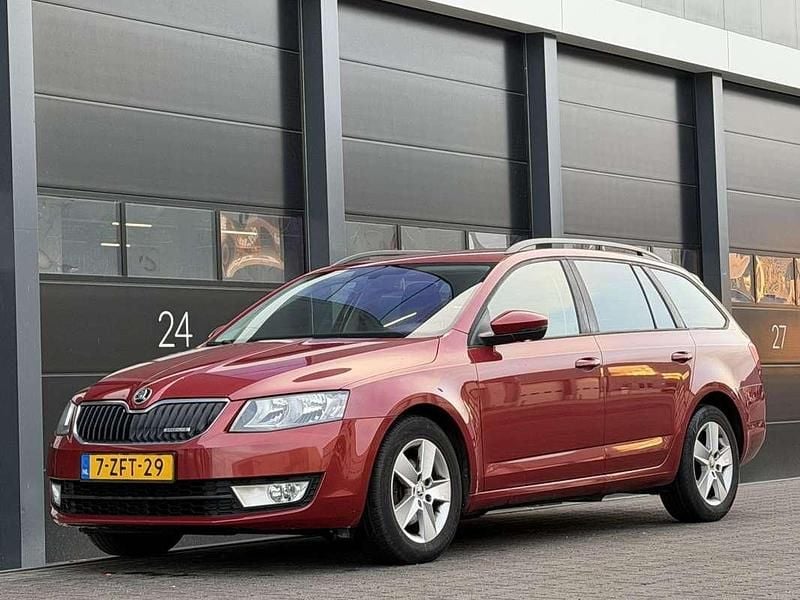 Rood Occasion 2014 Skoda Octavia GreenLine Stationwagen | € 5.950 (Eerlijke prijs) - Afbeelding 1/4