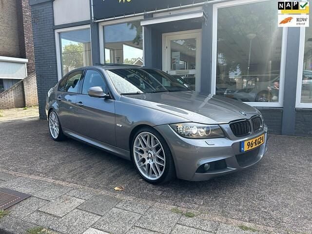 Grijs, metallic lak Gebruikt 2008 BMW 325 Executive Sedan | € 10.999 (Duur) - Afbeelding 1/4