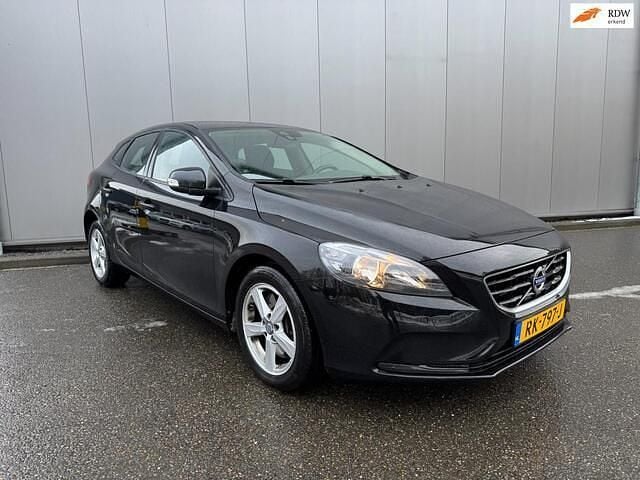 Zwart Occasion 2016 Volvo V40 Momentum Hatchback | € 6.950 (Goede deal) - Afbeelding 1/4