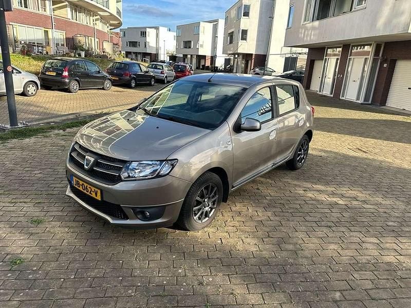 Bruin Occasion 2013 Dacia Sandero Lauréate Sedan | € 6.700 (Eerlijke prijs) - Afbeelding 1/4