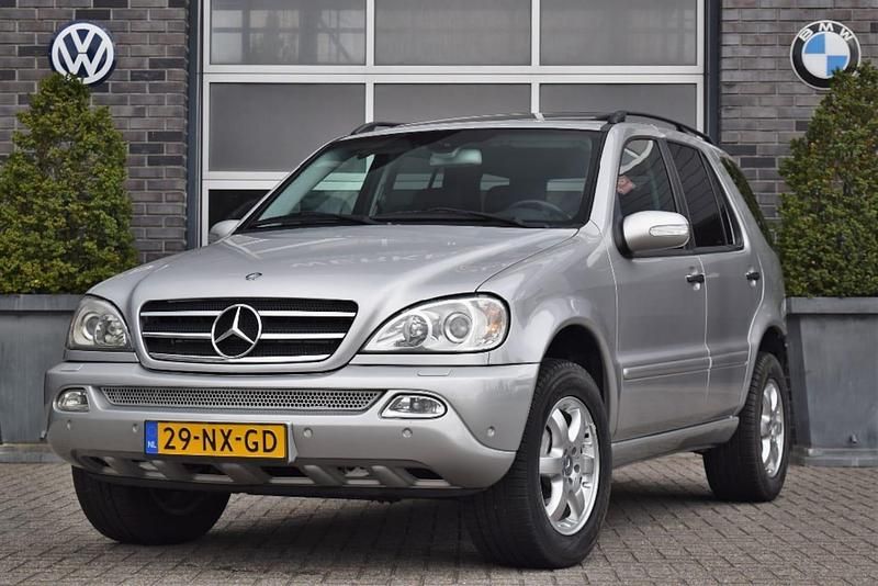 Zilver (metallic) Occasion 2004 Mercedes ML400 SUV | € 8.750 - Afbeelding 1/4