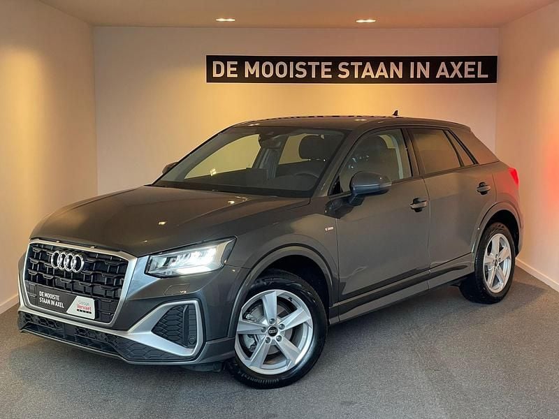 Grijs Occasion 2024 Audi Q2 S-Line SUV | € 32.950 (Eerlijke prijs) - Afbeelding 1/3