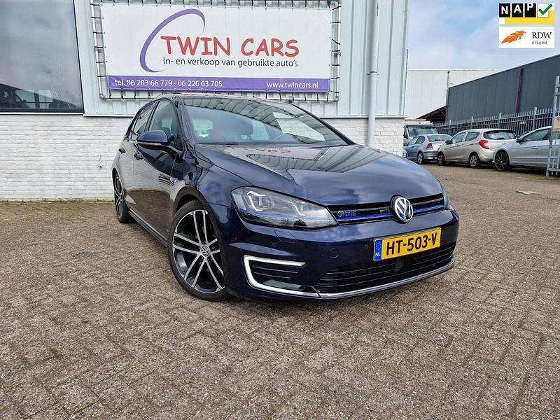 Blauw Occasion 2015 VW Golf VII GTE Hatchback | € 12.995 (Iets duurder) - Afbeelding 1/4