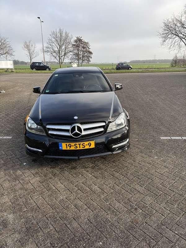 Zwart Occasion 2011 Mercedes C180 Coupé | € 10.855 (Eerlijke prijs) - Afbeelding 1/4