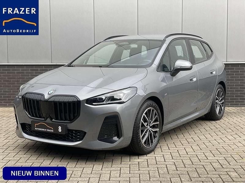 Beige, metallic lak Gebruikt 2023 BMW 220 Active Tourer M Sport MPV | € 38.790 (Eerlijke prijs) - Afbeelding 1/4