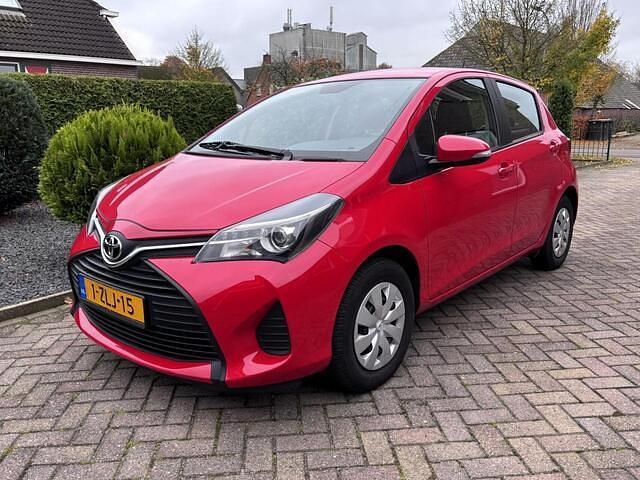 Rood Occasion 2015 Toyota Yaris Comfort Hatchback | € 8.950 (Goede deal) - Afbeelding 1/4