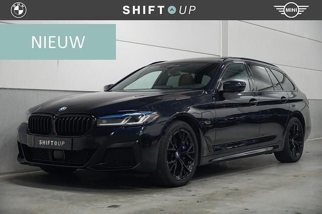Zwart Gebruikt 2022 BMW 530e M Sport Stationwagen | € 41.940 (Eerlijke prijs) - Afbeelding 1/2