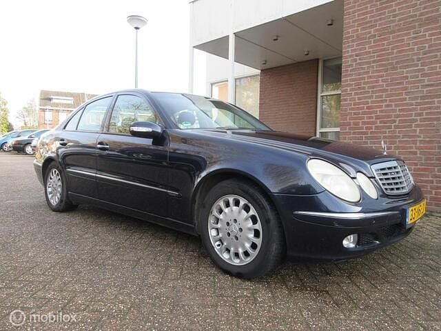 Blauw Gebruikt 2004 Mercedes E240 Elegance Sedan | € 3.500 (Eerlijke prijs) - Afbeelding 1/4