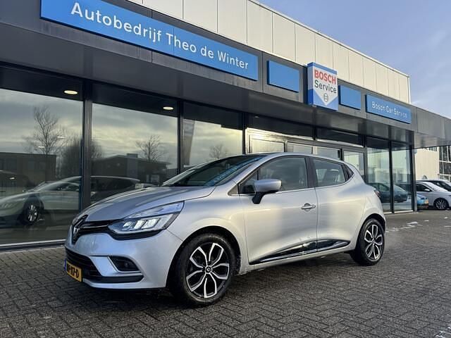 Grijs (metallic) Occasion 2017 Renault Clio IV Intens Hatchback | € 14.495 (Iets duurder) - Afbeelding 1/4