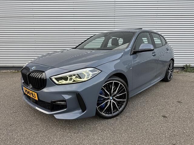 Grijs (metallic) Gebruikt 2020 BMW 118 Efficient Dynamics Hatchback | € 24.950 (Iets duurder) - Afbeelding 1/4