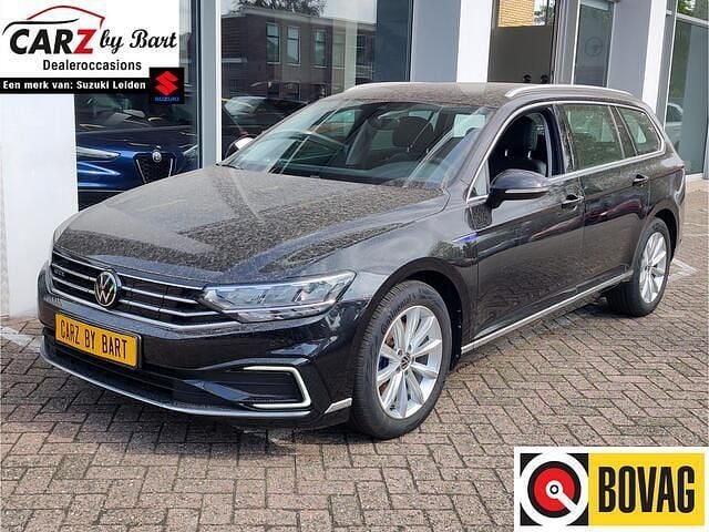 Zwart Gebruikt 2021 VW Passat Business Stationwagen | € 24.945 (Goede deal) - Afbeelding 1/4