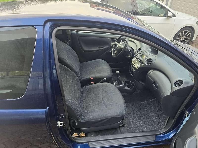 Blauw Gebruikt 2003 Toyota Yaris Luna Hatchback | € 750 (Goede deal) - Afbeelding 1/4