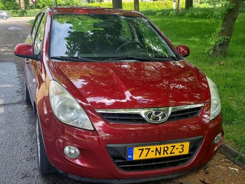 Rood Gebruikt 2010 Hyundai i20 Dynamiq MPV | € 4.500 - Afbeelding 1/4