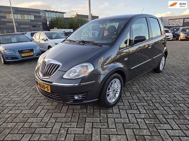 Grijs Gebruikt 2008 Lancia Musa MPV | € 2.450 (Eerlijke prijs) - Afbeelding 1/4