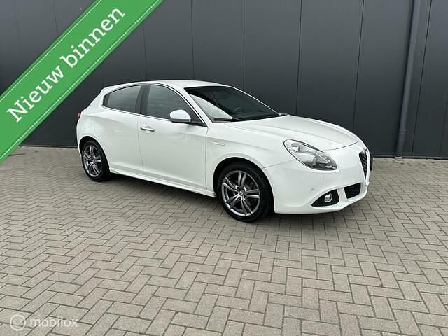 Wit Gebruikt 2014 Alfa Romeo Giulietta Distinctive Hatchback | € 8.950 (Eerlijke prijs) - Afbeelding 1/4