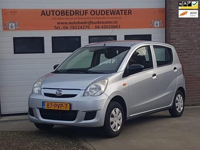 Grijs (metallic) Occasion 2011 Daihatsu Cuore Hatchback | € 2.995 (Eerlijke prijs) - Afbeelding 1/4