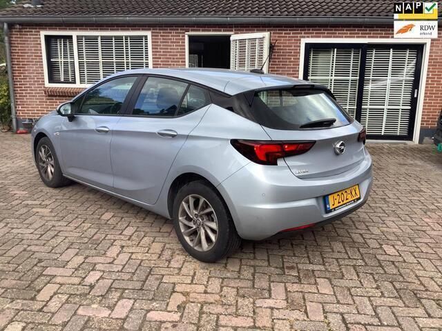 Grijs Gebruikt 2020 Opel Astra Edition Hatchback | € 15.800 (Eerlijke prijs) - Afbeelding 1/4
