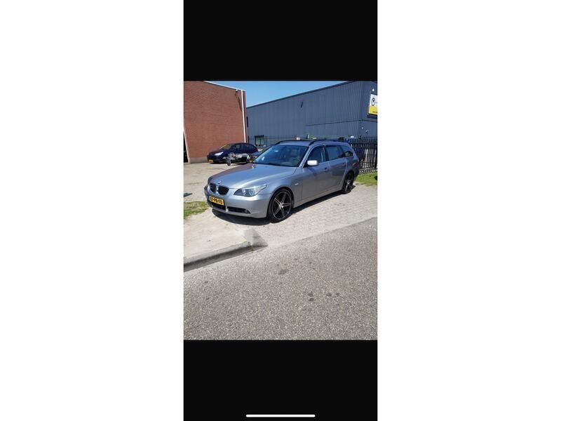 Grijs Gebruikt 2004 BMW 545 Executive Stationwagen | € 4.899 - Afbeelding 1/4