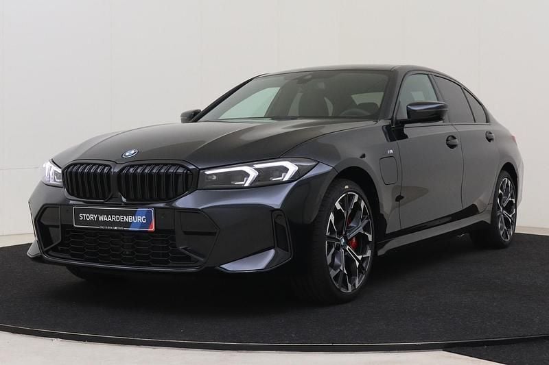 Zwart Nieuw 2025 BMW 330e M Sport Sedan | € 67.579 (Goede deal) - Afbeelding 1/4