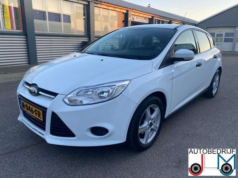 Wit, metallic lak Gebruikt 2013 Ford Focus Hatchback | € 8.250 (Eerlijke prijs) - Afbeelding 1/4