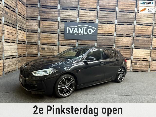 Zwart, metallic lak Gebruikt 2020 BMW 118 Executive Hatchback | € 27.444 (Iets duurder) - Afbeelding 1/4