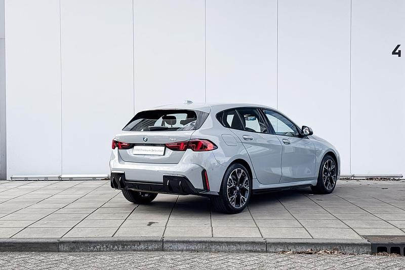 Occasion BMW 120 Shadowline 170 PK (125 kW) 2025 M brooklyn grau Hatchback