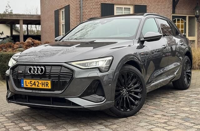 Grijs Gebruikt 2021 Audi e-tron S-Line SUV | € 35.888 (Eerlijke prijs) - Afbeelding 1/4