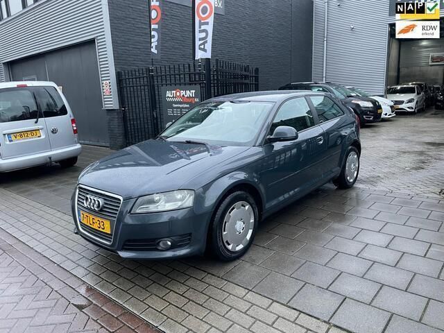 Grijs, metallic lak Gebruikt 2009 Audi A3 Attraction Hatchback | € 2.999 (Goede deal) - Afbeelding 1/4