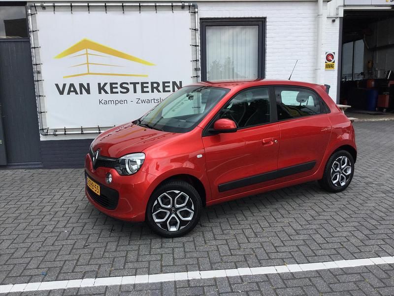 Rouge flame (rood metallic) Occasion 2015 Renault Twingo Expression Hatchback | € 5.945 (Iets duurder) - Afbeelding 1/4