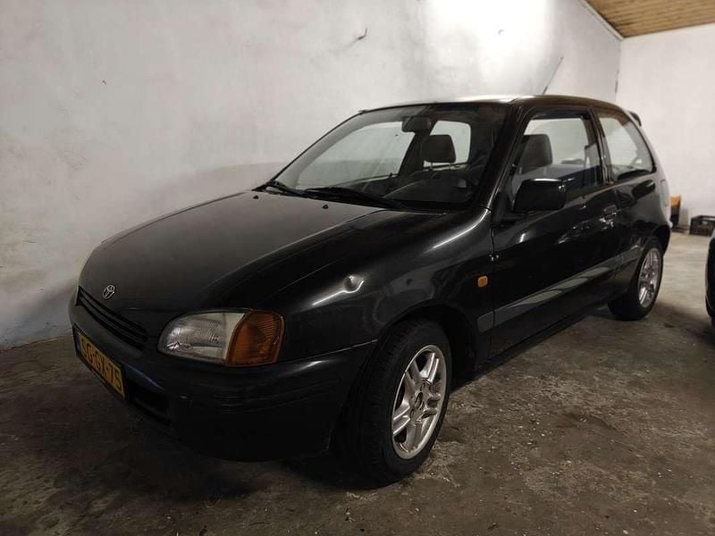 Zwart Occasion 1997 Toyota Starlet Hatchback | € 2.250 (Eerlijke prijs) - Afbeelding 1/4