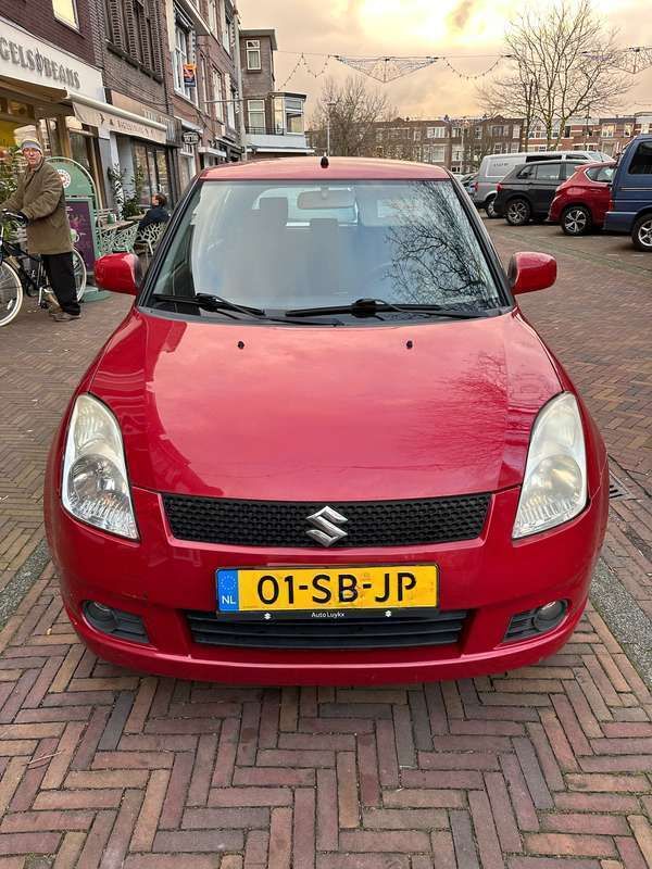 Rood Gebruikt 2005 Suzuki Swift GLS Hatchback | € 2.500 (Eerlijke prijs) - Afbeelding 1/4