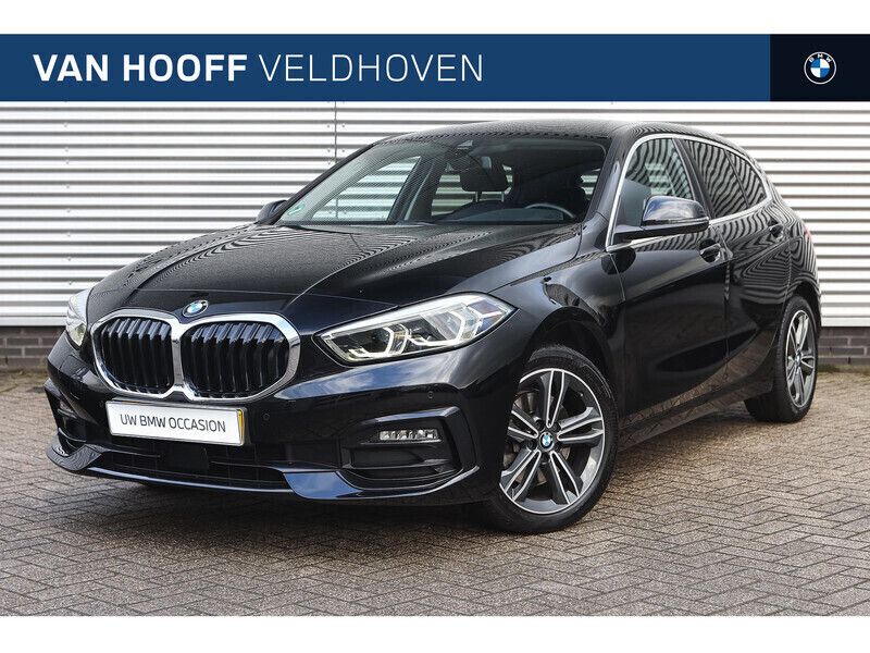 Zwart Gebruikt 2023 BMW 118 Sport Line Hatchback | € 25.250 (Goede deal) - Afbeelding 1/4