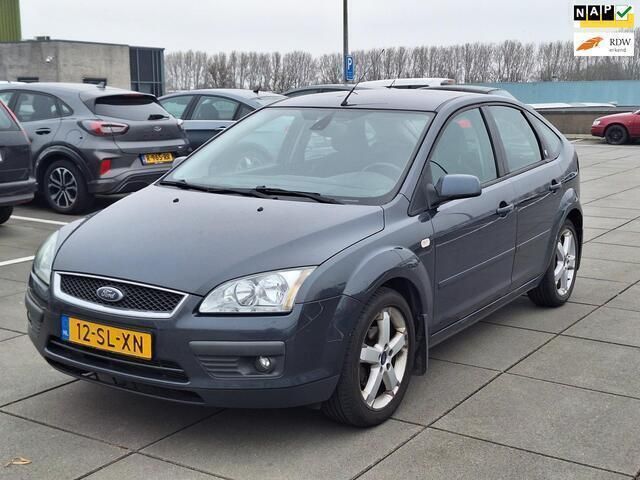 Grijs Gebruikt 2006 Ford Focus Ghia Hatchback | € 2.650 (Eerlijke prijs) - Afbeelding 1/4