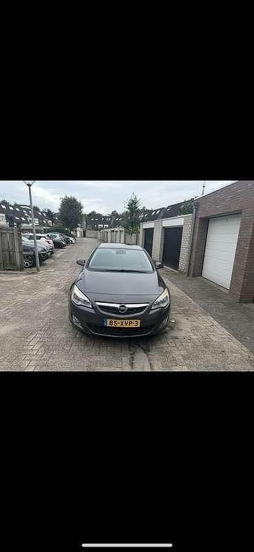 Grijs Gebruikt 2012 Opel Astra Sport Hatchback | € 4.500 (Goede deal) - Afbeelding 1/4