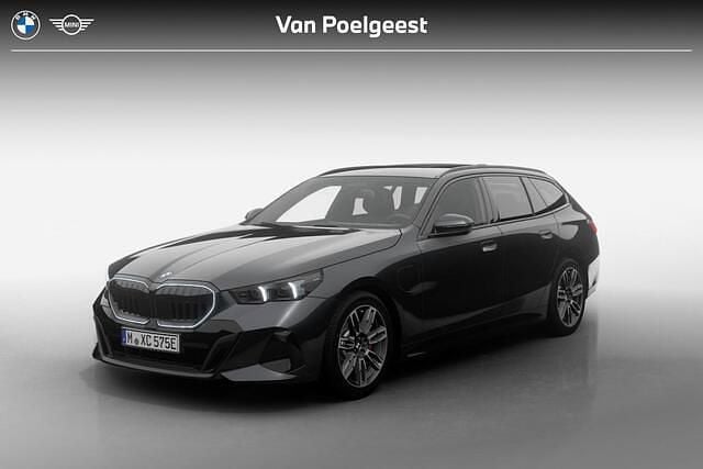 Grijs Nieuw 2025 BMW 530e M Sport Stationwagen | € 86.673 (Goede deal) - Afbeelding 1/4