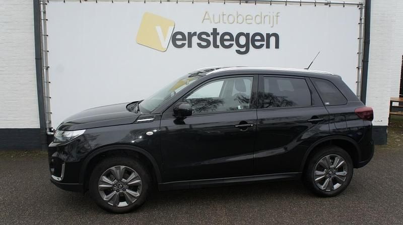 Zwart (metallic) Occasion 2023 Suzuki Vitara SUV | € 23.450 (Eerlijke prijs) - Afbeelding 1/4