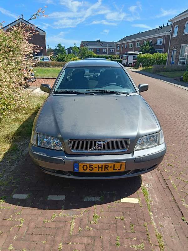 Grijs Gebruikt 2001 Volvo S40 Sedan | € 750 (Goede deal) - Afbeelding 1/4