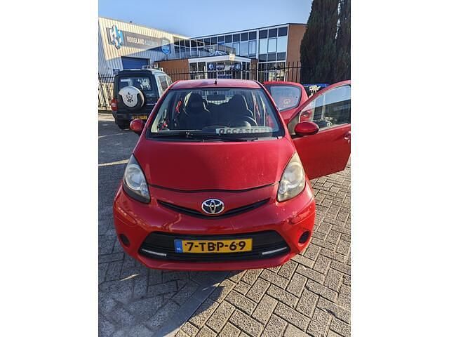 Rood (mat) Gebruikt 2012 Toyota Aygo Comfort Hatchback | € 1.500 (Super prijs) - Afbeelding 1/4