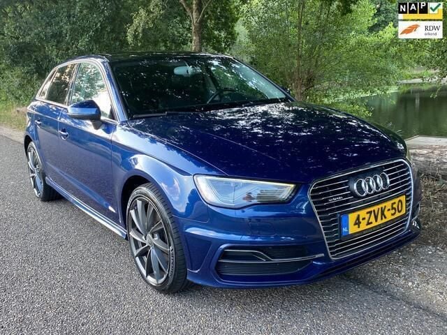 Blauw Gebruikt 2015 Audi A3 Sportback Attraction Hatchback | € 11.950 (Eerlijke prijs) - Afbeelding 1/4