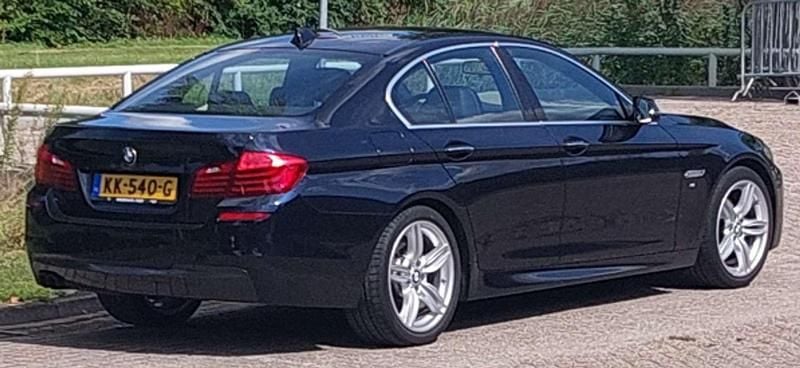 Zwart Occasion 2016 BMW 520 M Sport Sedan | € 19.500 (Eerlijke prijs) - Afbeelding 1/4