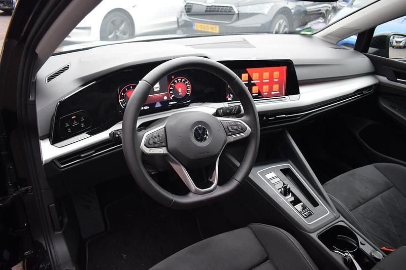 Occasion VW Golf VIII Business 112 PK (82 kW) 2022 Zwart Stationwagen