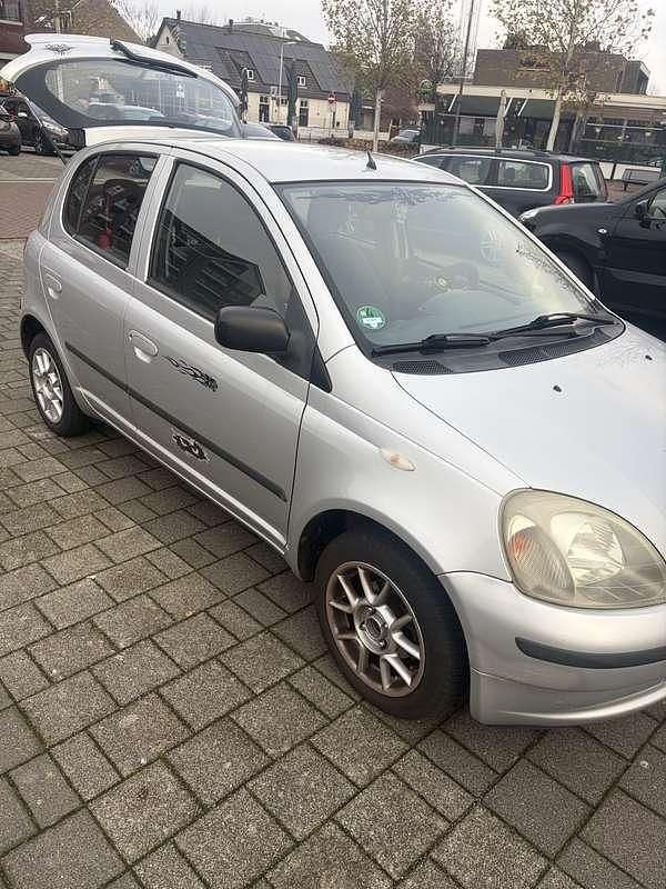 Grijs Gebruikt 2002 Toyota Yaris Sol Hatchback | € 3.000 (Eerlijke prijs) - Afbeelding 1/4