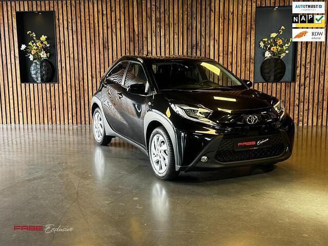 Zwart Gebruikt 2023 Toyota Aygo Envy Hatchback | € 19.900 (Eerlijke prijs) - Afbeelding 1/4