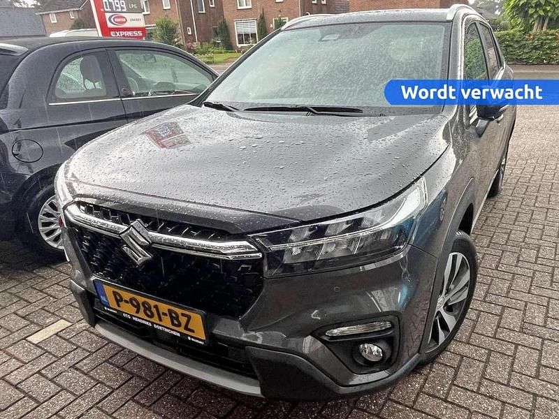 Grijs Gebruikt 2022 Suzuki SX4 S-Cross Style SUV | € 27.490 (Eerlijke prijs) - Afbeelding 1/4